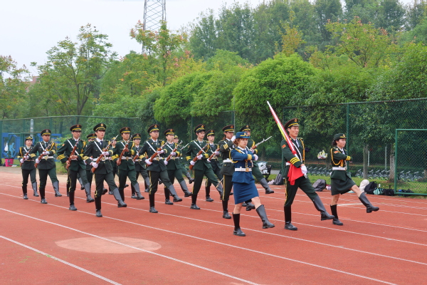 学校举行2026级新生开学典礼暨军训总结表彰大会